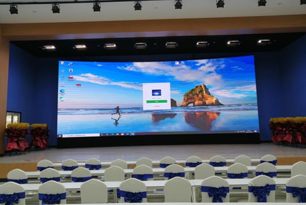 舞臺(tái)背景大屏使用LED屏好，還是拼接屏好？