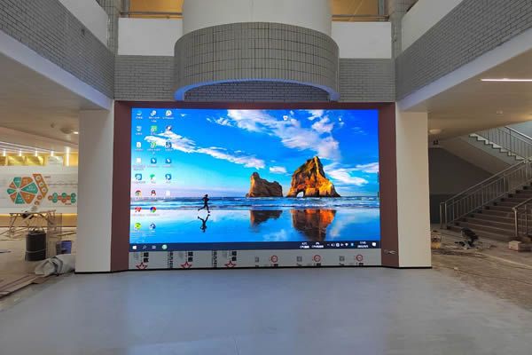 LED全彩屏有哪些特點(diǎn)，在采購時(shí)需要注意什么