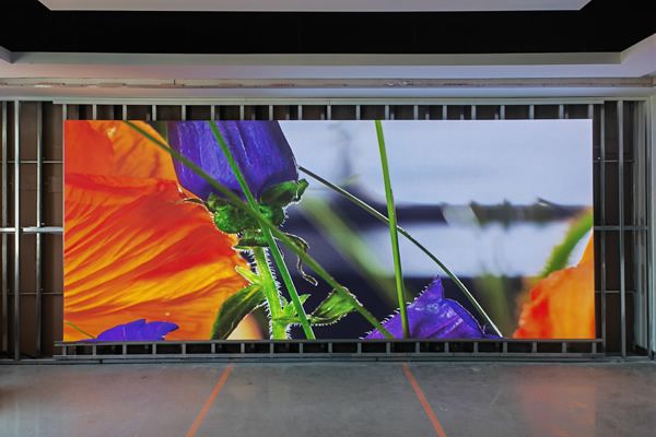 8米寬的會(huì)議室，用多大尺寸的LED顯示屏合適？