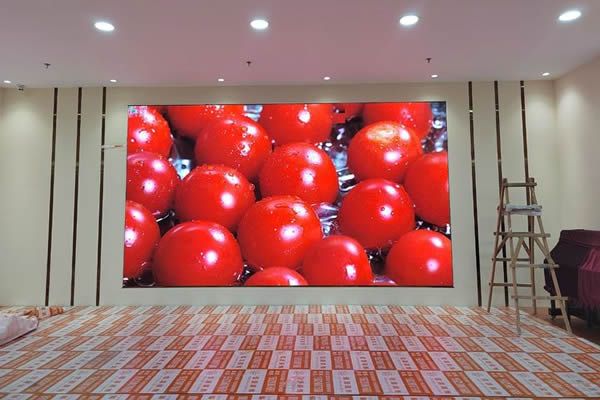 P1.53 LED 最佳觀看距離的深度解析：從理論計(jì)算到場(chǎng)景應(yīng)用