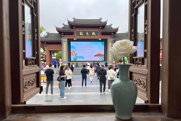 “新中式樂(lè)園”刷屏出圈！LED顯示屏賦能非遺文旅，維康國(guó)際打造沉浸式國(guó)風(fēng)盛宴